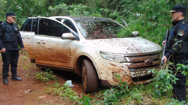 Tras persecución policías secuestraron en Eldorado un auto brasileño y 537 panes de marihuana imagen-32