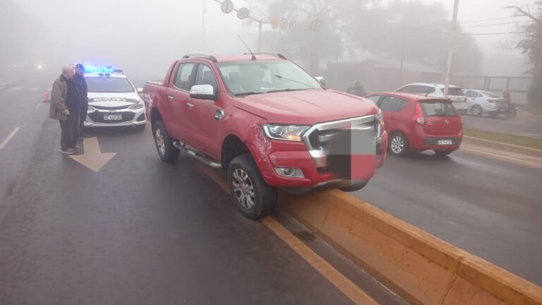 Por la neblina, descarriló y terminó en la divisoria del bulevar imagen-10