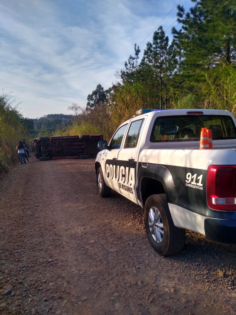 Murió un hombre tras volcar con su camioneta en Salto Encantado imagen-42