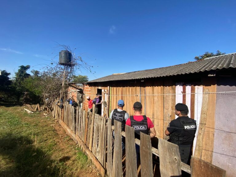 Allanaron la vivienda de una mujer investigada por el homicidio cometido en Irigoyen Allanaron la vivienda de una mujer investigada por el homicidio cometido en Irigoyen imagen-21