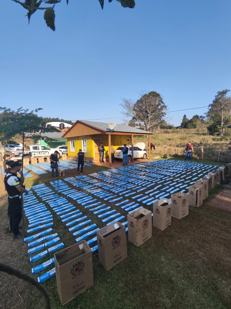 Desarticularon un punto de acopio de cigarrillos de contrabando y secuestraron cocaína junto a un auto robado Desarticularon un punto de acopio de cigarrillos de contrabando y secuestraron cocaína junto a un auto robado imagen-6