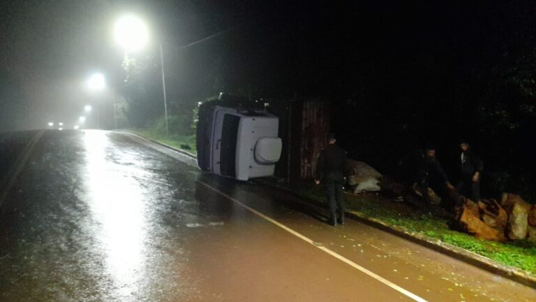 Despiste y vuelco vehicular en Capioví imagen-26