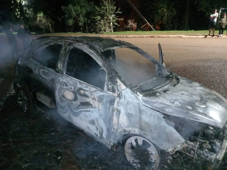 Extinguen incendio en un auto que llevaba varios neumáticos imagen-24