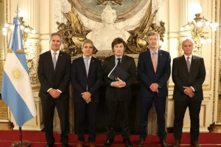 Todos los detalles del plan Caputo para derrumbar la inflación y que los dólares financieros vuelvan a 1.100 pesos imagen-2