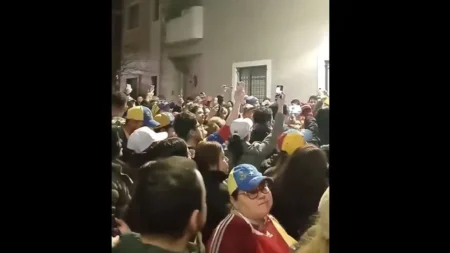 Elecciones en Venezuela: miles de personas esperan los resultados en la Embajada en Buenos Aires Elecciones en Venezuela: miles de personas esperan los resultados en la Embajada en Buenos Aires imagen-9