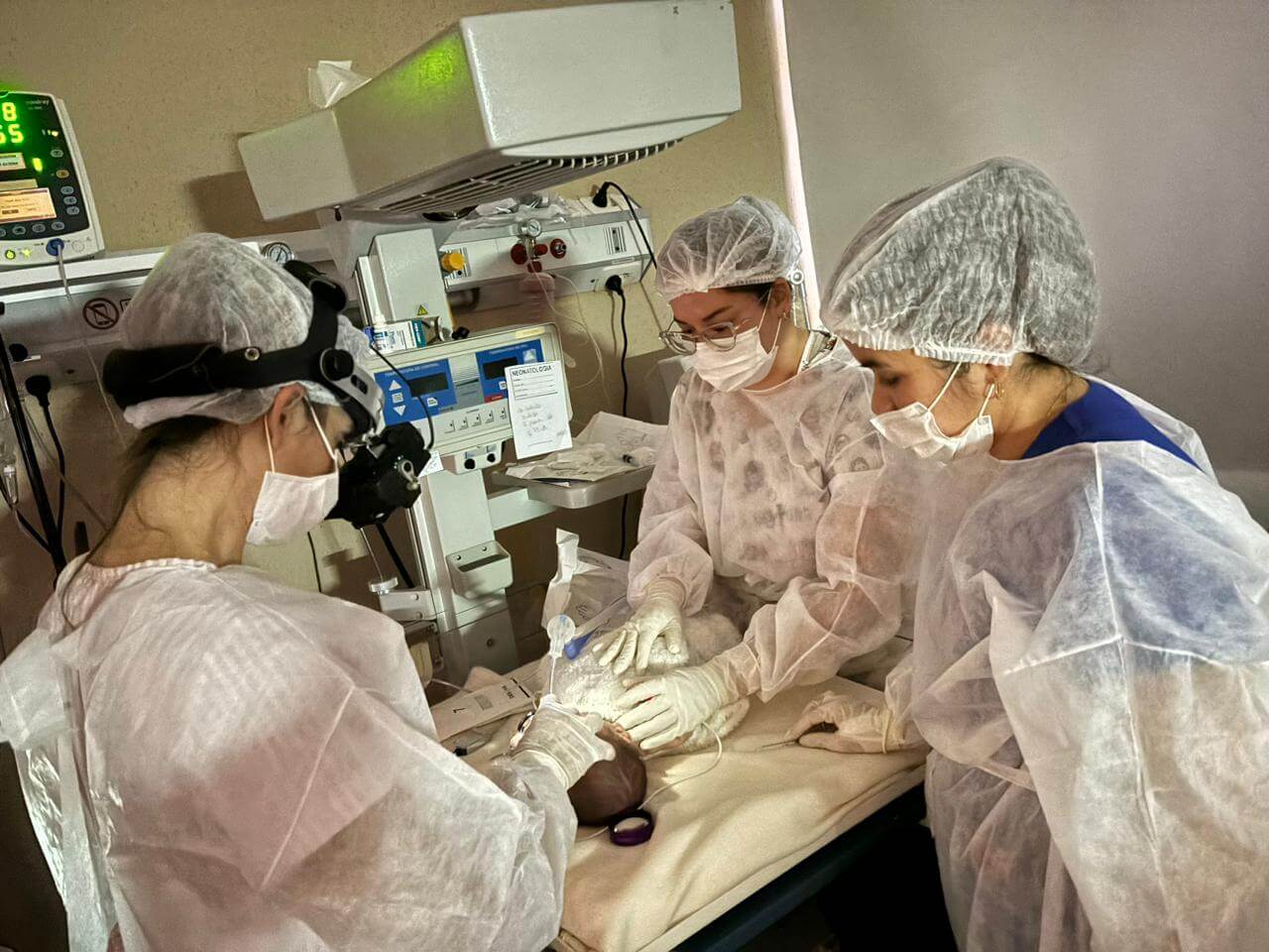 En el Hospital Materno Neonatal se realizó con éxito un procedimiento con láser para prevenir la ceguera en un bebé prematuro imagen-7