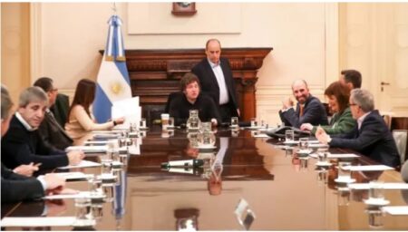 Javier Milei reunió al Gabinete completo en medio de la tensión cambiaria imagen-9