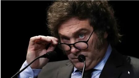 Milei viaja a Mendoza para encontrarse con empresarios y dar más señales sobre su plan económico imagen-10