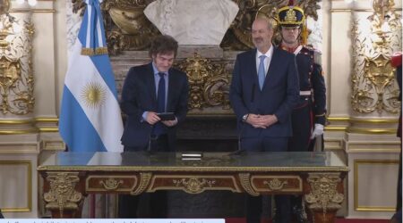 Milei le tomó juramento a Federico Sturzenegger como ministro de Desregulación y Transformación del Estado Milei le tomó juramento a Federico Sturzenegger como ministro de Desregulación y Transformación del Estado imagen-9