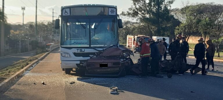 Posadas: Siniestro vial entre un colectivo y un auto en la avenida Aguado y Quaranta imagen-13