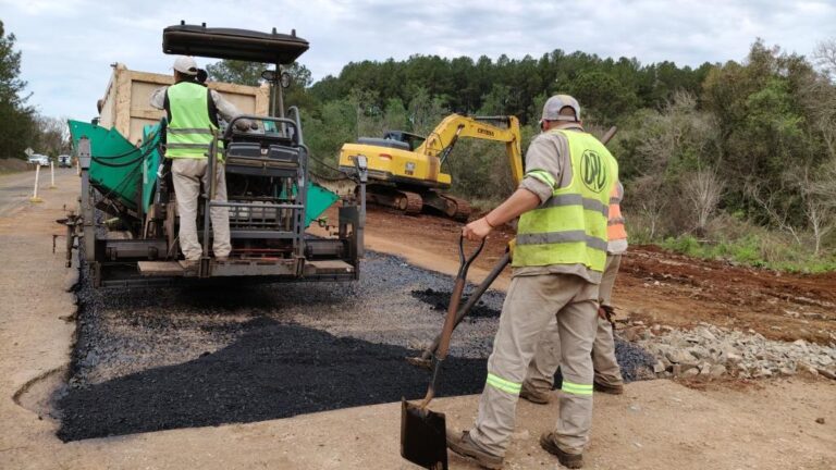 Avanzan las obras de mejoramiento en la ruta provincial N° 4: Bacheo y rehabilitación para una travesía segura imagen-42