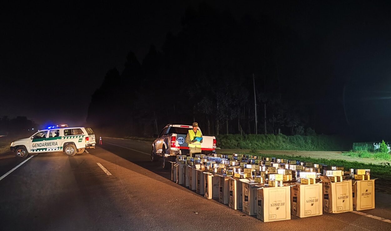 Detienen al conductor de una camioneta -robada- que intentó huir con un cargamento de cigarrillos imagen-4