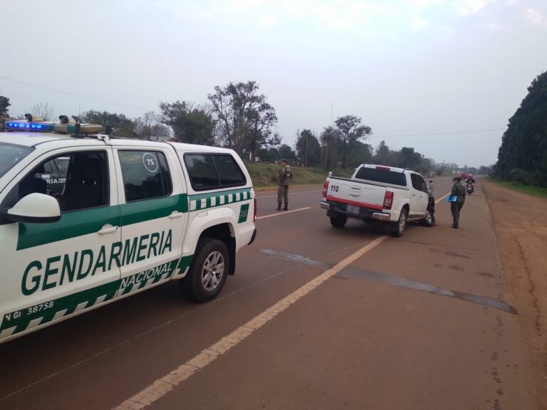 Detienen al conductor de una camioneta -robada- que intentó huir con un cargamento de cigarrillos imagen-10