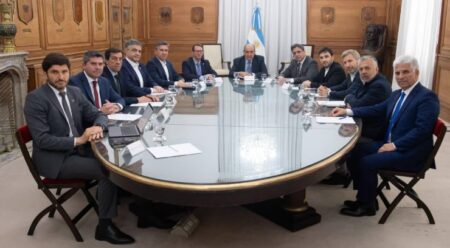 Crece el malestar de los gobernadores dialoguistas con Milei por la falta de fondos para obras y jubilaciones imagen-1