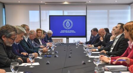 El Gobierno busca capitalizar la interna en la CGT para reforzar el diálogo y evitar un nuevo paro general imagen-8