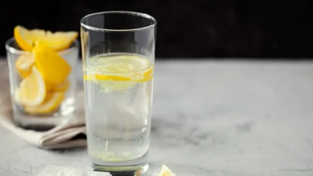 La advertencia de los expertos sobre la nueva tendencia de beber agua con limón imagen-4
