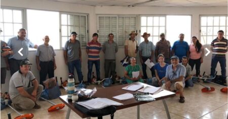 El Inym entregó herramientas e indumentaria en doce localidades de la cuenca yerbatera El Inym entregó herramientas e indumentaria en doce localidades de la cuenca yerbatera imagen-5