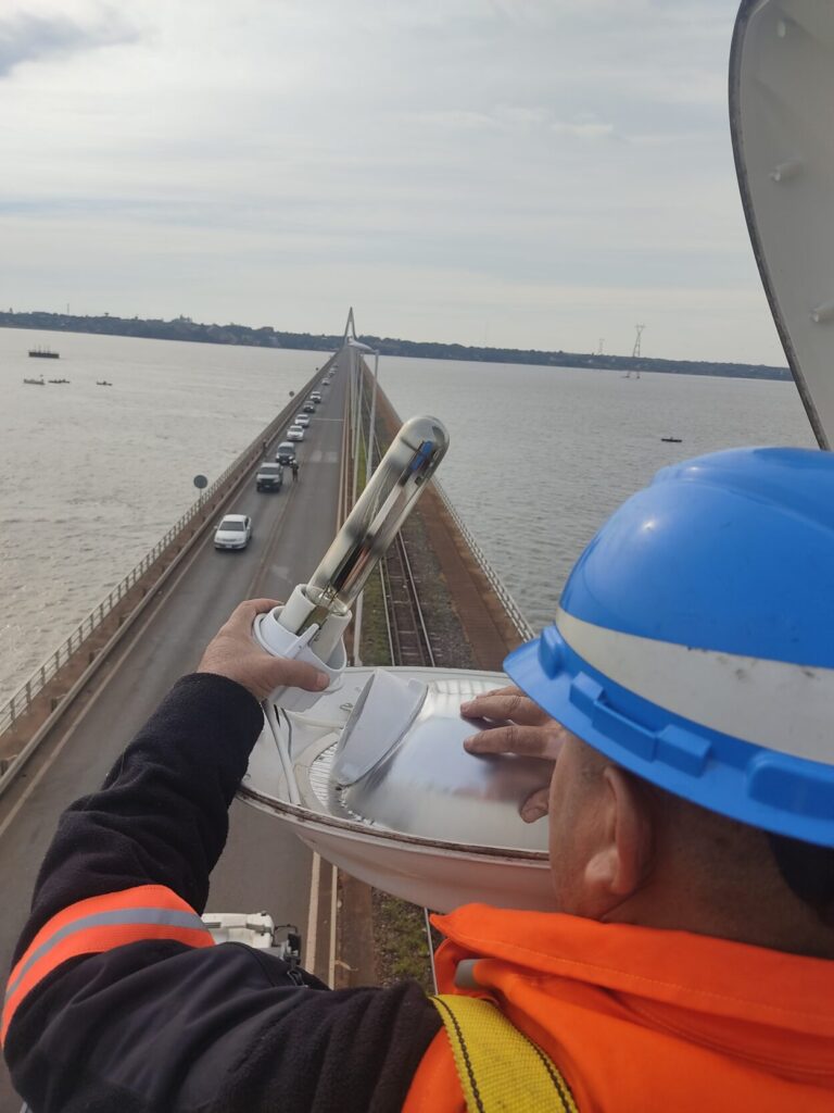 Retoman trabajos de reparación del alumbrado público en el puente San Roque González de Santa Cruz imagen-23