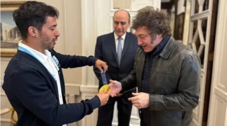 Javier Milei recibió a "Maligno" Torres en la Casa Rosada y salieron al balcón presidencial imagen-3