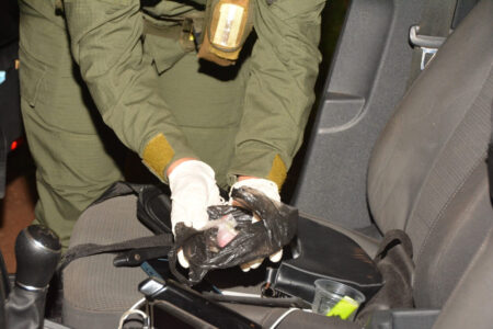 Trasladaban pastillas de éxtasis y cocaína en un vehículo brasileño imagen-6