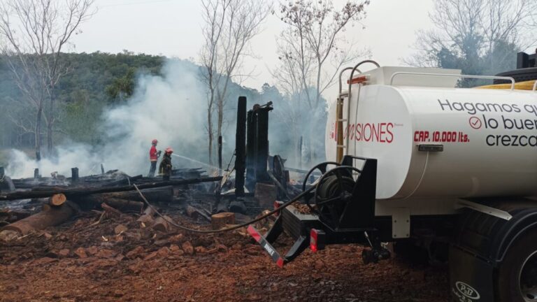 Por los fuertes vientos y la quema de residuos se incendió un aserradero en Florentino Ameghino imagen-9