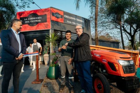 Passalacqua inauguró una nueva carnicería en el Mercado Central y entregó un tractor imagen-5