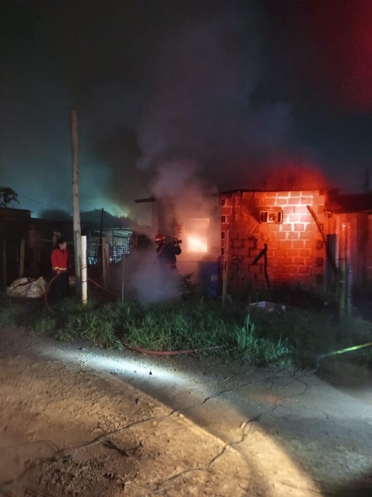 Extinguen incendio de vivienda en el barrio Los Potrillos imagen-8