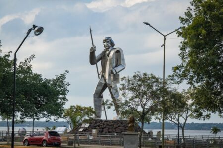 Data Urbana: la escultura al prócer misionero, un lugar de memoria y reflexión en la costanera imagen-1