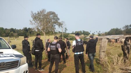 Paraje rural Piñalito Norte: hallaron un machete con aparentes manchas de sangre en la casa de Jorge de Olivera Paraje rural Piñalito Norte: hallaron un machete con aparentes manchas de sangre en la casa de Jorge de Olivera imagen-9