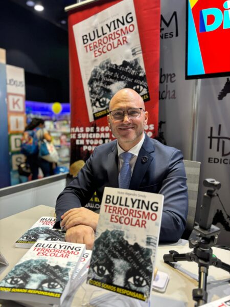 Víctor Smoly presenta su libro "Terrorismo Escolar" sobre el bullying en la Feria Internacional del Libro de Panamá imagen-4