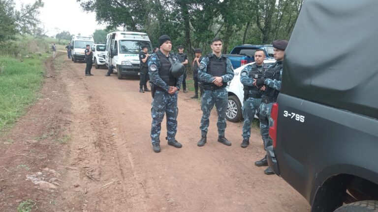 La Policía rodea la vivienda de un hombre atrincherado que atacó a tiros a los agentes imagen-5