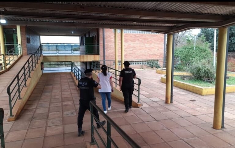 Alumnos revoltosos provocaron desórdenes en el aula y dañaron el edificio escolar imagen-28