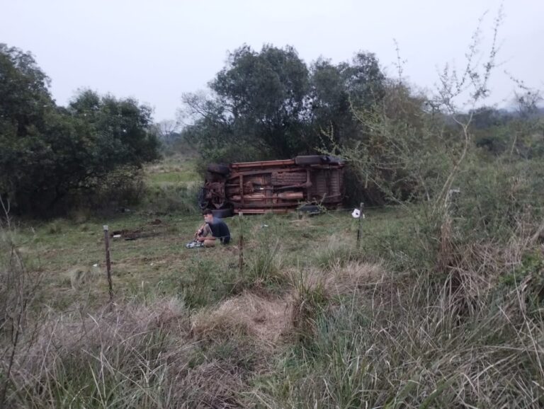 Despiste y vuelco de camioneta en la ruta 105 dejó un lesionado imagen-49