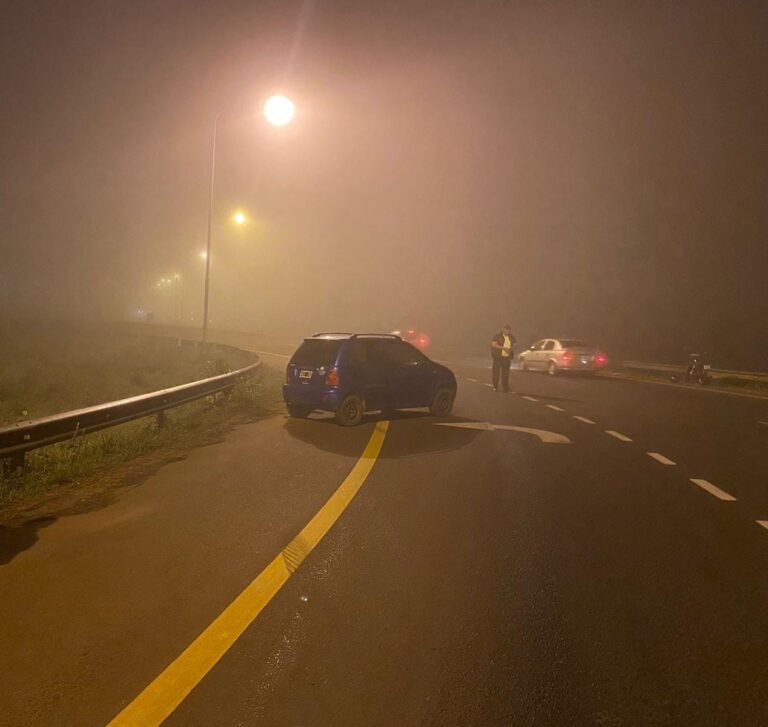 Acceso Sur: siniestro vehicular entre la niebla imagen-36