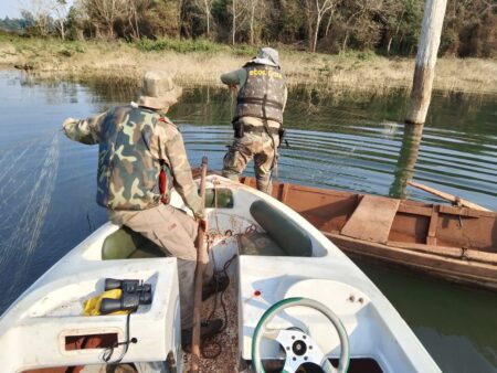 Recorrido de 80 kilómetros por el lago Urugua-í: incautaron redes y destruyeron campamentos de cazadores furtivos imagen-4