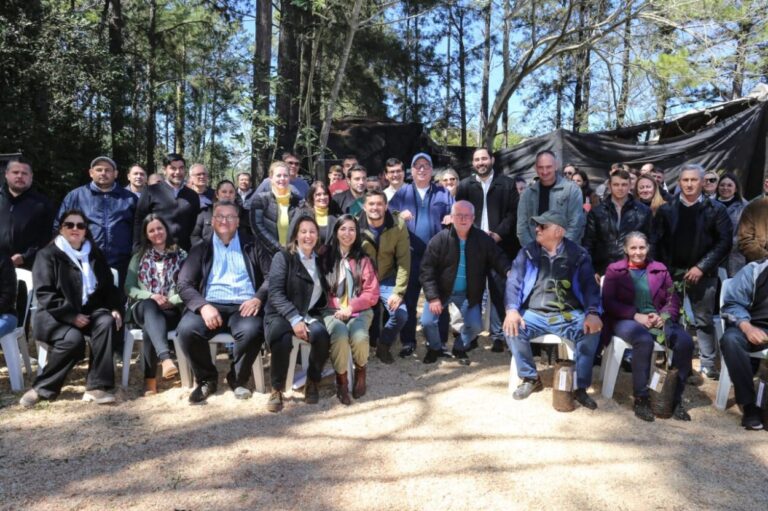 Passalacqua encabezó la entrega de más de 35.000 plantines a plantadores de cuencas productoras de frutas imagen-46