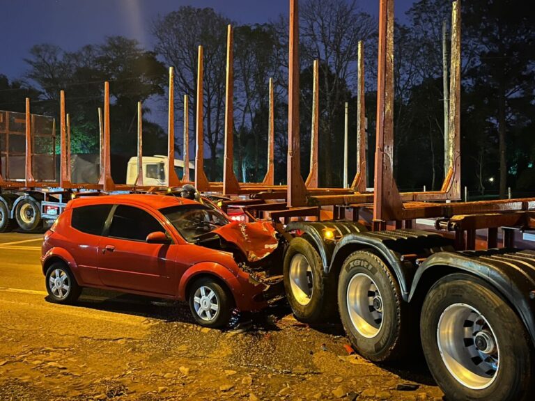 Choque entre un automóvil y acoplado de camión dejó una mujer con lesiones imagen-29