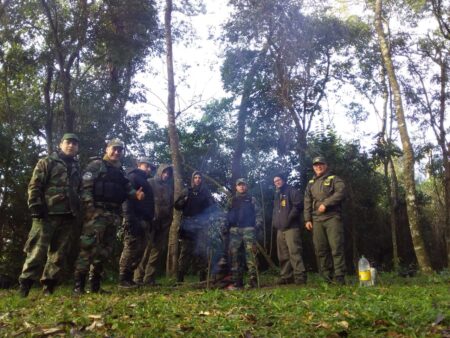 Guardaparques, gendarmes, policías y prefecturianos llevaron a cabo un operativo integral en Campo San Juan imagen-10