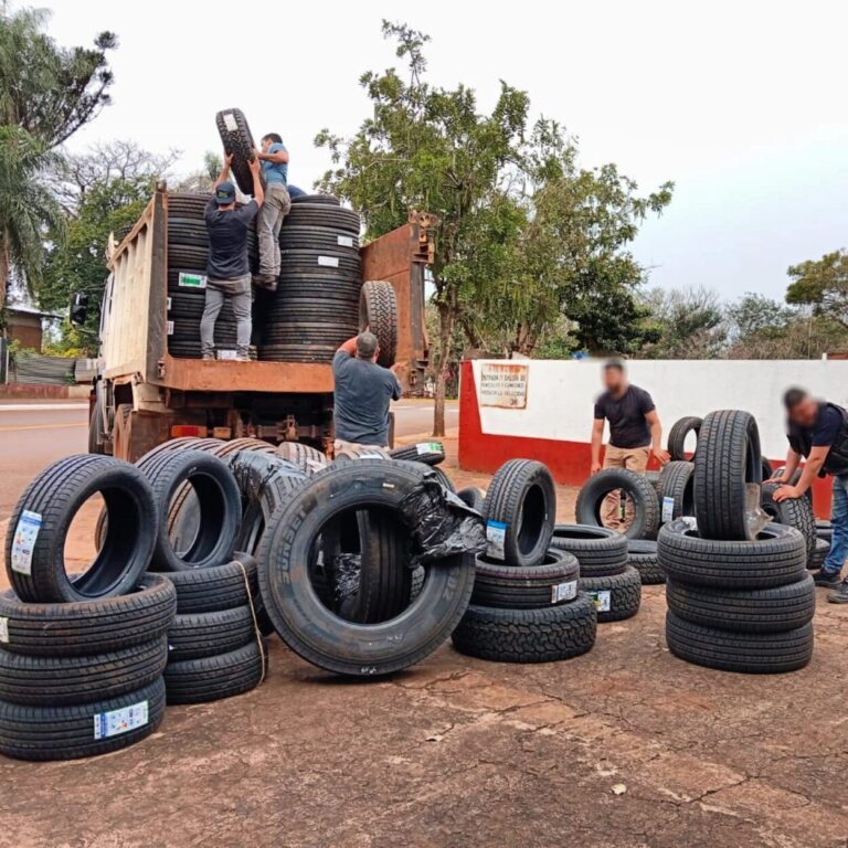 Desmantelaron una operación de contrabando en Jardín América: secuestraron mercadería valuada en $45 millones imagen-50