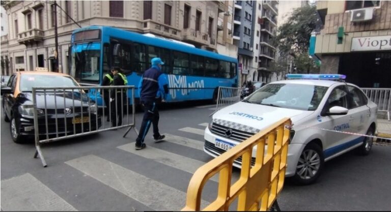 Amenaza de bomba: evacuaron la Bolsa de Comercio de Rosario donde hablará Milei imagen-9