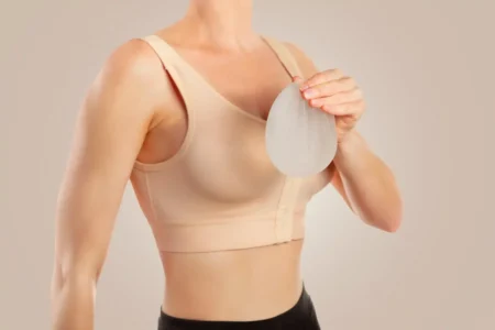 La cirujana plástica Carina Depasquale aseguró que cada vez más mujeres desde los 45 años optan por remover sus implantes mamarios imagen-1