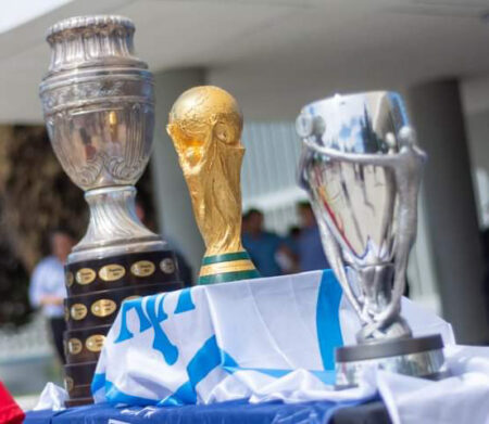 Miles de misioneros ya posaron con las tres copas de la Scaloneta imagen-5