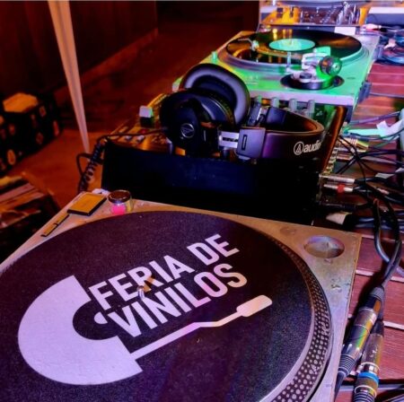 Al Caer El Sol: La Feria de Vinilos se une a los atardeceres en el Brete Al Caer El Sol: La Feria de Vinilos se une a los atardeceres en el Brete imagen-1