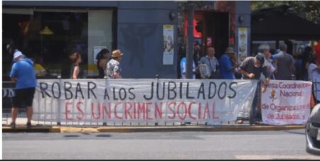 La policía reprime la marcha de jubilados en el Congreso contra el veto de Javier Milei imagen-7