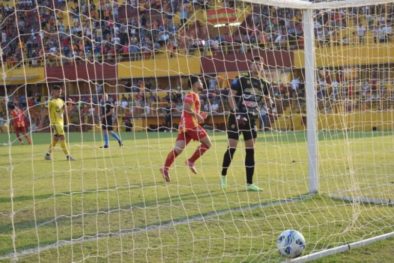 Fútbol: Crucero volvió a perder y ve cada vez más de cerca al descenso imagen-27