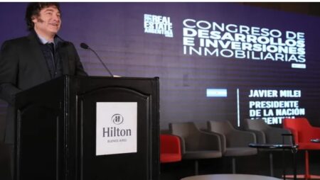 Javier Milei aseguró que ya tiene "garantizado el roll over de la deuda para una parte del 2025" imagen-2