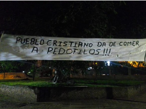 “Alerta con la mafia de la pedofilia”, Apóstoles amaneció con carteles en repudio al prófugo puertista Kiczka imagen-6