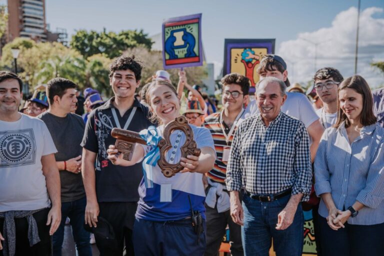 Estudiantina: al entregar "la llave de la ciudad", Stelatto instó a los estudiantes a disfrutar del fiesta “con solidaridad y compañerismo“ imagen-46