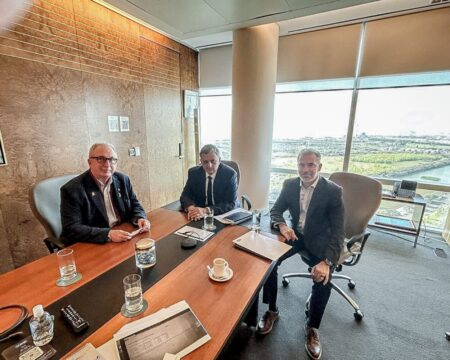 Asimetrías: Gobernador pidió al Presidente de YPF equiparación de los precios del combustible entre Misiones y otras provincias imagen-1