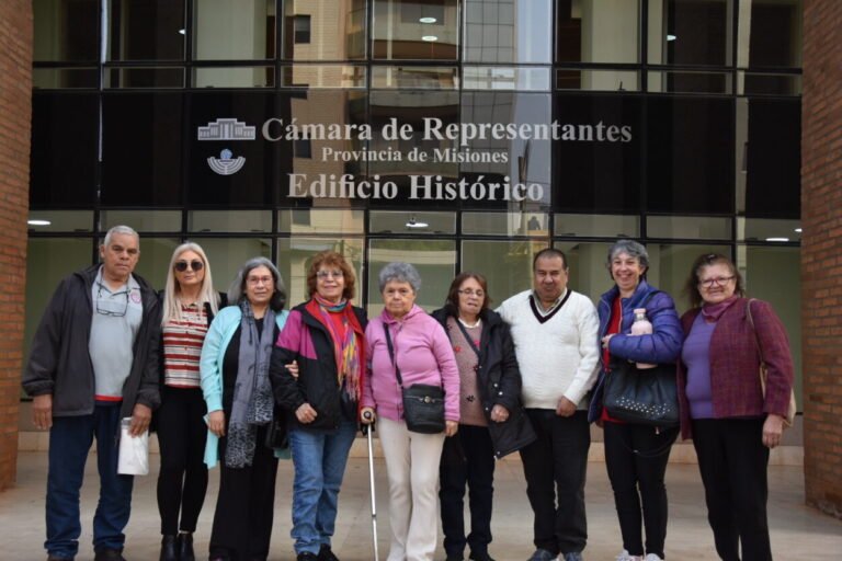 Alegría y asombro: Abuelos y estudiantes descubren los secretos de la Cámara de Representantes imagen-25